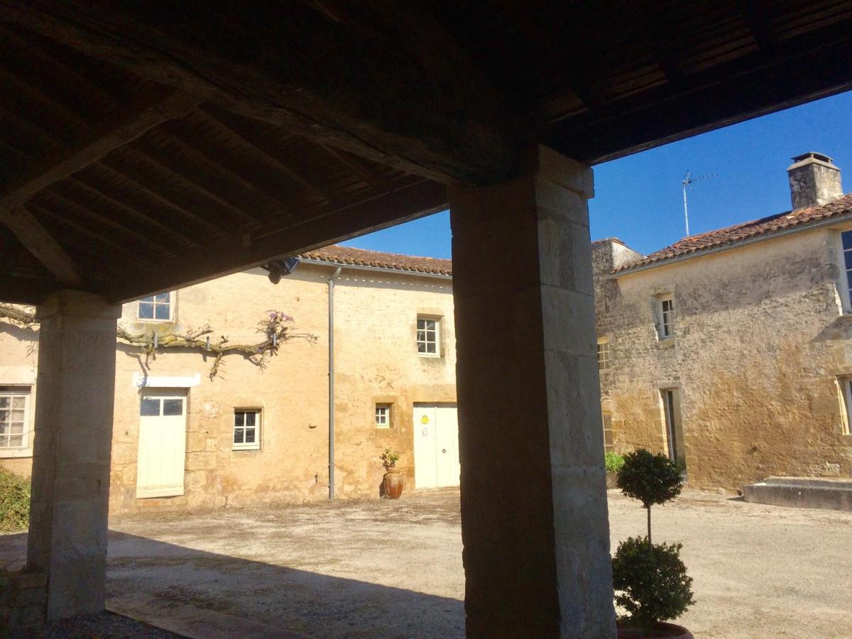 Bed and Breakfast Logis De La Touche Saint-Hilaire-des-Loges Exterior foto